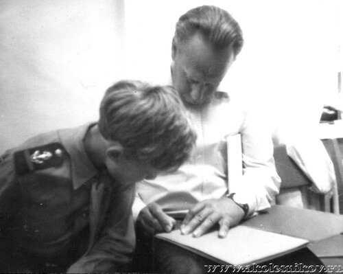 1986 Крапивин Слава подписывает диплом о парусной практике